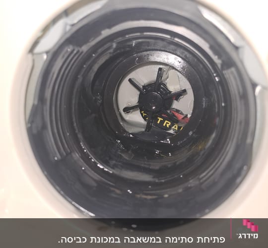 חלק פנימי של מכשיר חשמלי עם רכיבים פלסטיים